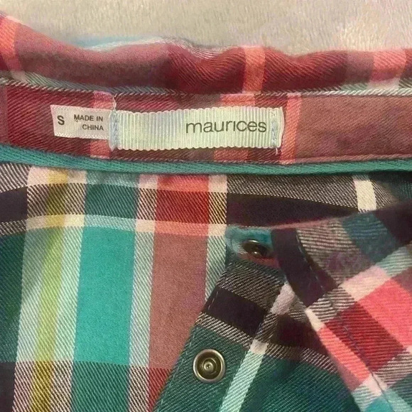 Women’s Plaid Maurice’s Button-Down - Picture 6 of 6